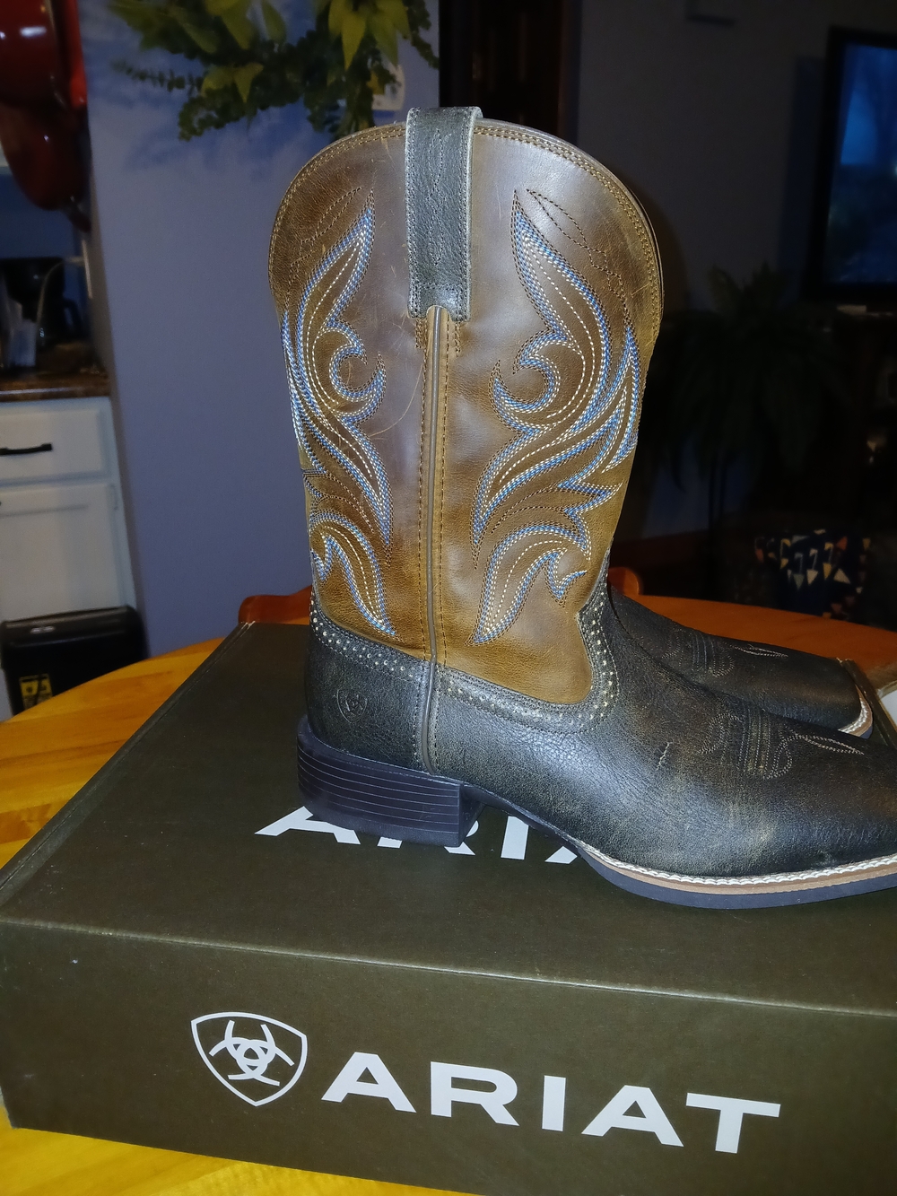 Mens Ariat Dark Brown and Tan Western Leather Boots - Picture 2 of 8
